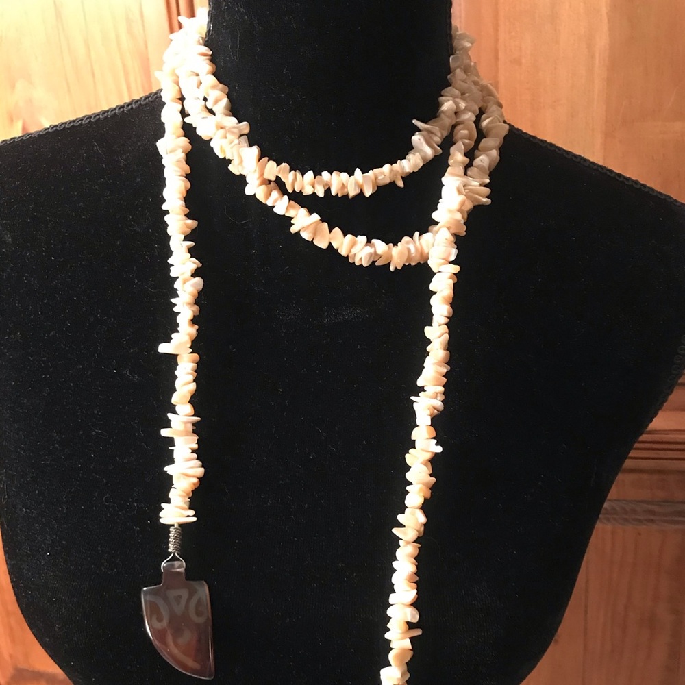 Large CHIPS CREAMY AGATE w/accent arrowheads 62”